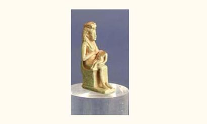 null EGYPTE
Déesse Isis alaitant Horus en fritte turquoise assise sur un trône. Fine...