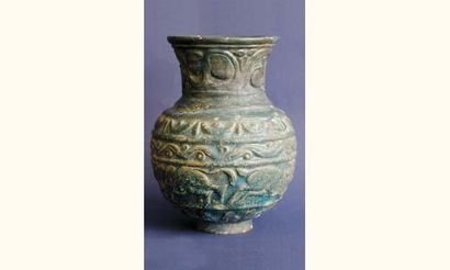 null EGYPTE
Vase en terre cuite émaillée bleue à relief représentant un rare décor...