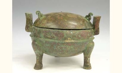null HAN (206 av. 220 ap. J.C.)
Vase Ding tripode à deux anses et son couvercle en...