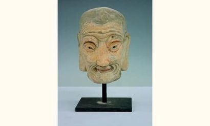 null YUAN (1279-1368 ap.J.C.)
Tête de Lo-Han souriant en pierre sculptée à restes...