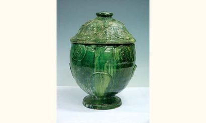 null MING (1368-1643 ap.J.C.)
Vase Guan en terre cuite ocre à couvercle à décor de...
