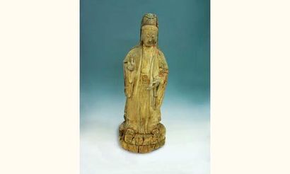 null MING (1368-1643 ap.J.C.)
Kwan-in debout en bois sculpté polychrome et doré....