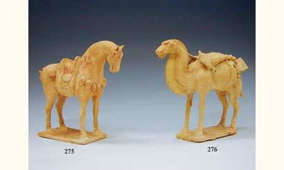 null SUI (589 - 618 ap.J.C.)
Beau cheval sellé et décoré de grelots en terre cuite...