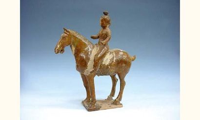 null TANG (618 - 907 ap.J.C.)
Dame de Cour à cheval en terre cuite ocre à glaçure...