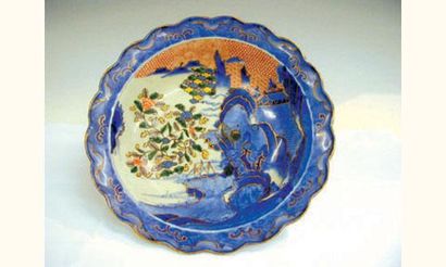 null JAPON (Période Edo 1603-1807)
Coupe sur piédouche polylobée en porcelaine polychrome...