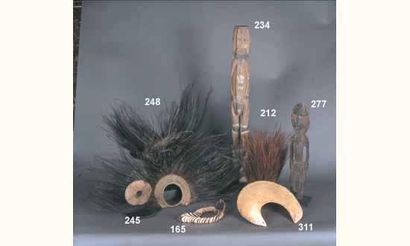 null Un ensemble de trois coiffes en plumes de casoar et vannerie. 

Nouvelle Guinée.	

400/...