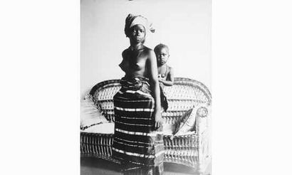 null VERITA, vers 1930. 

Jeune femme Bambara portant son enfant sur le dos. 

Très...