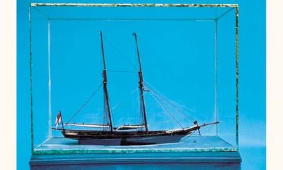 null Très fine maquette de yacht présenté sur une mer en bois peint. 

Voiles ferlées....
