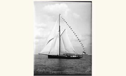 null BEKEN et SON 
Photo légendée et signée : « Scotch fishing lugger used as a yacht...