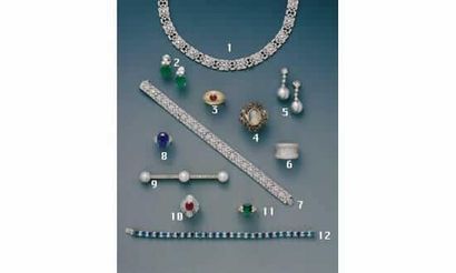 null 1.COLLIER RUBAN en or et diamants (40/45000)
2. BOUCLES D'OREILLE, en or, émeraudes...