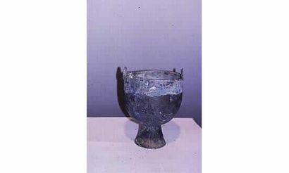 null DYNASTIE SHANG
(1523-1028 av. J.C.)

Très importante coupe rituelle en bronze...