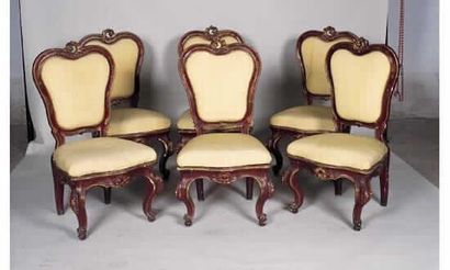 null Série de six chaises en bois laqué rouge rechampi or à décor en or de fleurs...
