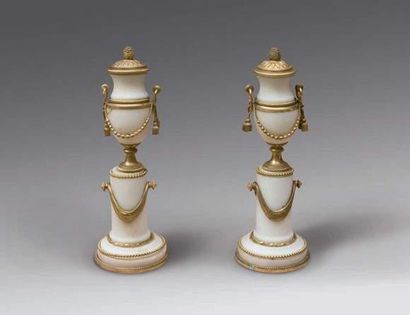 null Paire de petits vases en albâtre et bronze doré à décor de perlé, feuillages...