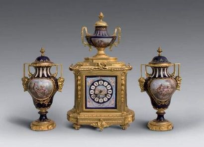 null Garniture de cheminée comprenant une pendule et deux vases en bronze doré et...