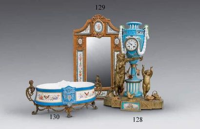 null Petit miroir biseauté à garniture de plaques de porcelaine style Sèvres ornées...