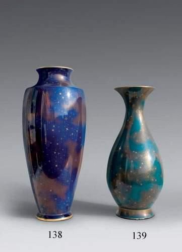 null Vase de forme balustre en porcelaine à décor étoilé sur fond bleu et filets...