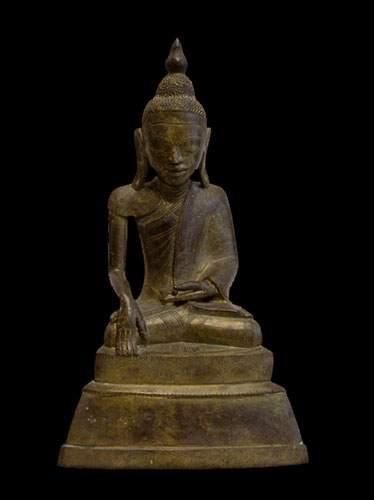 null BIRMANIE -Thaïlande
Bouddha assis, les mains dans la position de la prise de...
