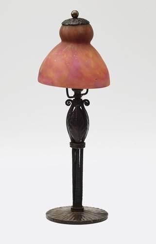 null Edgard BRANDT (1880-1960) & DAUM
Petite lampe de table en fer forgé.
Décor de...