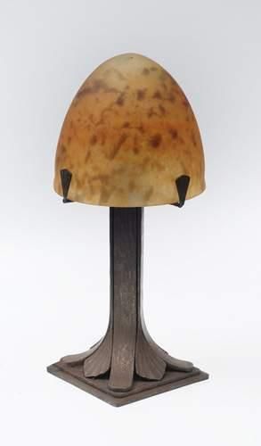 null DAUM
Lampe de table en fer forgé, fût en fer forgé à décor de palmes reposant...