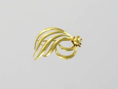 null Broche en or ajouré, à décor de volutes.
Poids brut: 5 g.