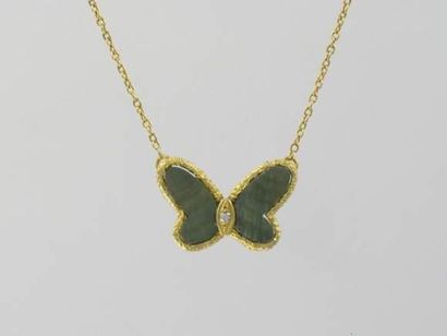 Collier en or, ornée d'un papillon, les ailes...