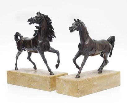 Paire de statuettes représentant des chevaux,...