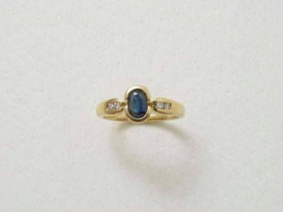 null Bague en or, ornée d'un saphir ovale facetté en demi serti clos, épaulé de diamants...