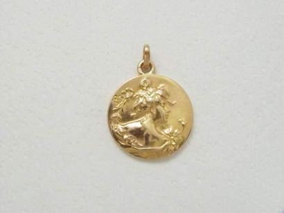 null Médaille en or, figurant le profil d'une femme dans un décor fleuri.
Vers 1900.
Poids:...