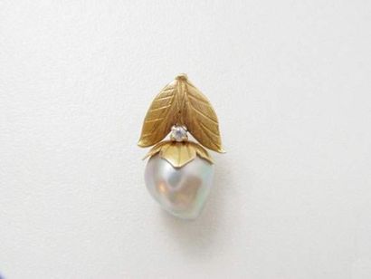 null Pendentif en or, ornée d'une perle baroque légèrement grise, surmontée d'une...