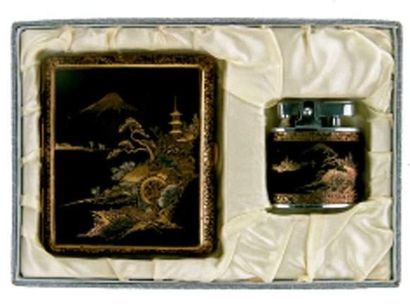 null Coffret comprenant boîte à cigarette et briquet en métal gravé et doré.
Japon,...