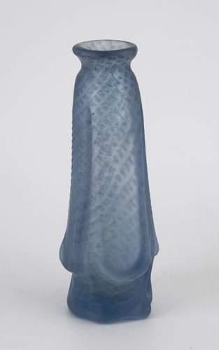 null Jean- Paul van LITH (né en 1940)
Vase en cristal bleu soufflé, modelé à chaud...