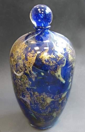 null Jean- Claude NOVARO (né en 1943)
Flacon en verre soufflé à dominante bleu, décor...