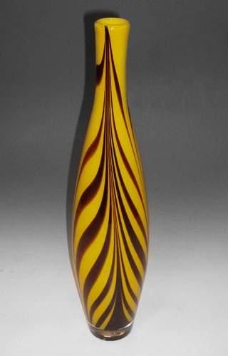 null Travail moderne.
Vase fuselé en verre à décor de zébrures marron sur fond jaune
H...