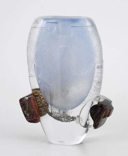 null René DENIEL (né en 1939)
Vase plat bleu " glacier " flanqué de deux cabochons...