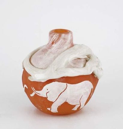 null René DENIEL (né en 1939)
Grand vase boule aux éléphants, multicouche, soufflé...