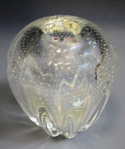 null Travail étranger.
Petit vase à bord côtelé en verre transparent à inclusions...