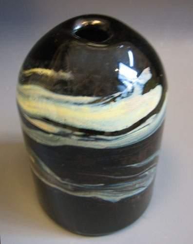 null Travail moderne.
Vase soliflore en verre à décor marbré sur fond noir.
Signé...