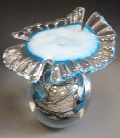 null Michèle LUZORO
Flacon en verre soufflé à dominante bleu turquoise.
Décor abstrait...