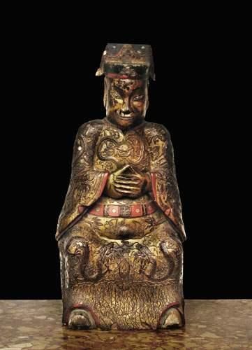 null Statuette d'immortel taoïste assis en bois laqué or et rouge, les mains jointes...