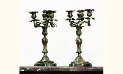 null Paire de candélabres à trois lumières, en bronze argenté, fût balustre, base...