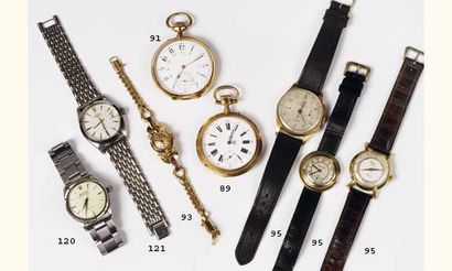 null Réunion de trois montres bracelets. La première de marque Normana en or jaune,...