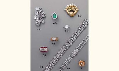 null Bracelet ruban souple ajouré et articulé en platine et or gris, à décor de fleurons,...