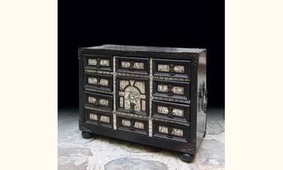 Cabinet en bois noirci avec plaques en ivoire...