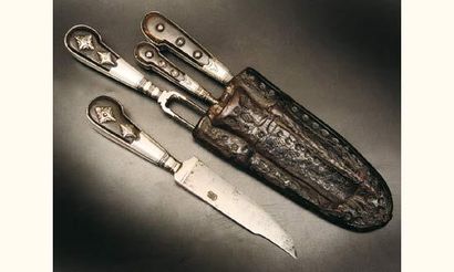 Trousse de chasse contenant un couteau, deux...