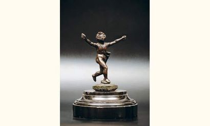 null Statuette en bronze à patine vert sombre représentant Cupidon. Les bras écartés,...