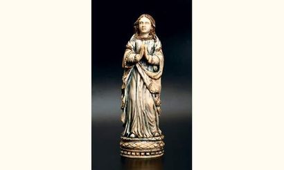 Vierge orante en ivoire sculpté en ronde-bosse...