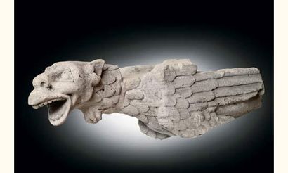 Gargouille en pierre sculptée représentant...