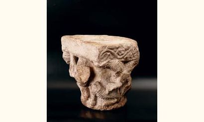 Chapiteau en pierre calcaire sculptée avec...