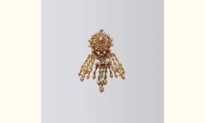 null Importante et belle broche pendentif à décor de fleur en or, ornée de diamants...