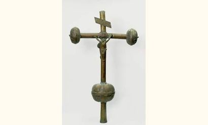 null Importante croix processionnelle en laiton gravé et repoussé ; branches cylindriques...